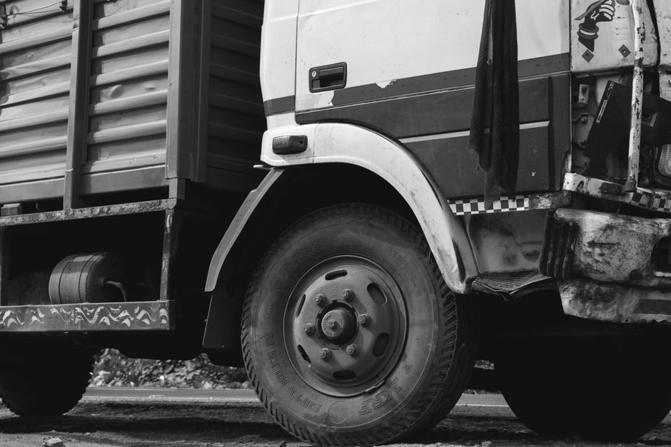 Een vrachtwagen met schone wielen dankzij velgenreiniger concentraat, die zorgt voor een representatieve uitstraling en optimale prestaties.