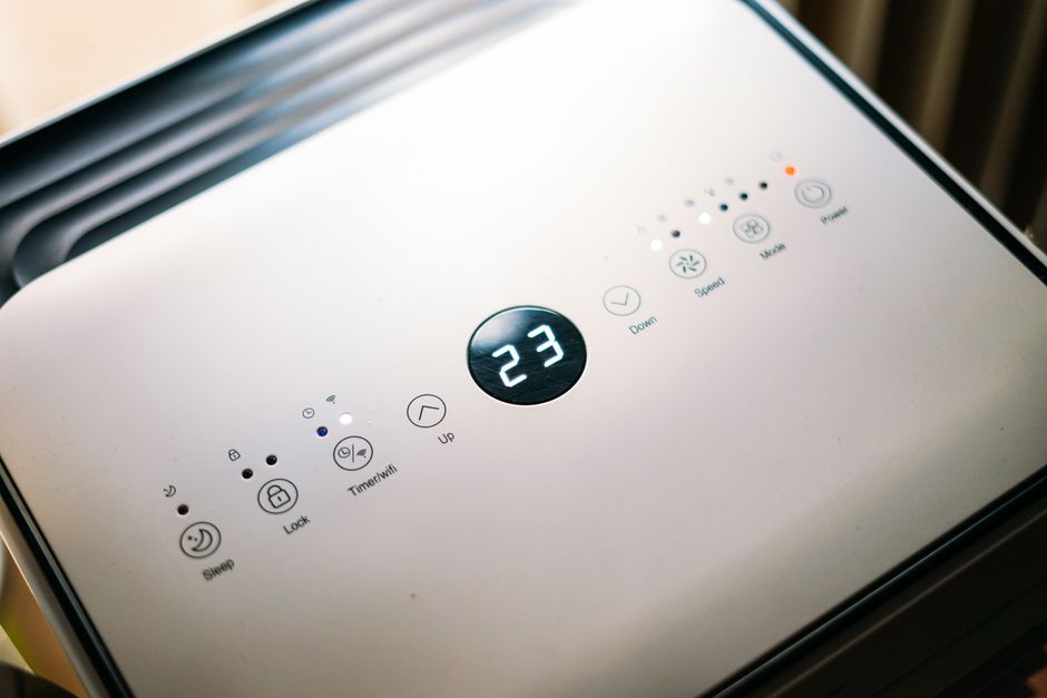 Een moderne ontvochtiger in een slaapkamer voor gezonde slaapomstandigheden en betere luchtkwaliteit.