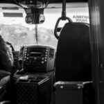 Een enthousiaste buschauffeur aan het werk met een EBS-bus, klaar voor de weg.