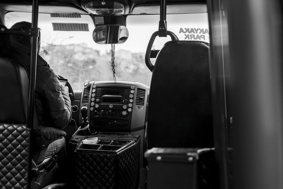 Een enthousiaste buschauffeur aan het werk met een EBS-bus, klaar voor de weg.